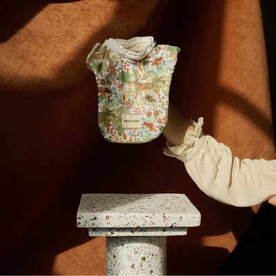 Bavoir bébé en coton absorbant qui protège le cou du bébé contre les irritations et rougeurs, joli comme un petit haut. Pour les filles et les garçons. Existe en terracotta motifs fleurs, vert et blanc, beige motifs jungle.