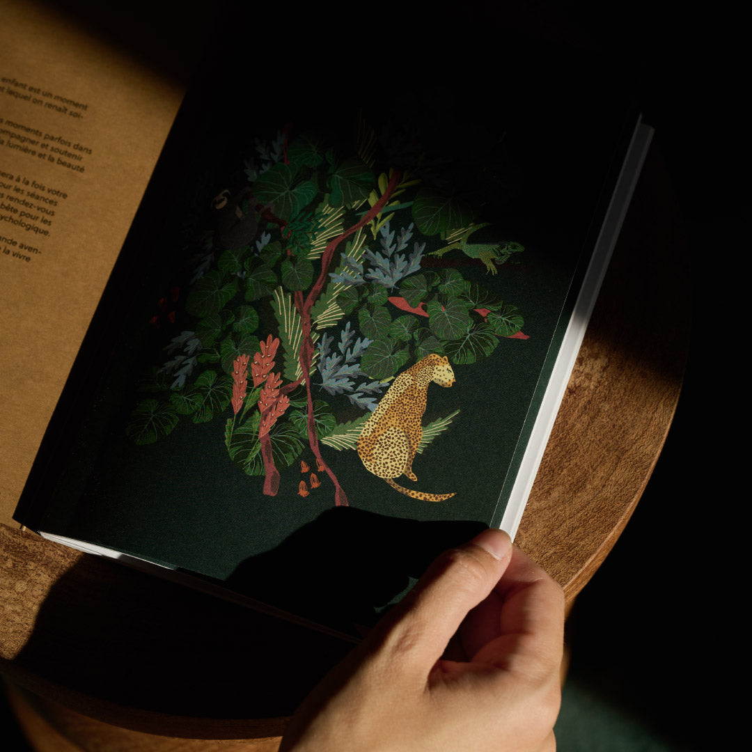 Livre de naissance pour noter les souvenirs de son bébé, sous-couverture avec illustrations jungle fond vert