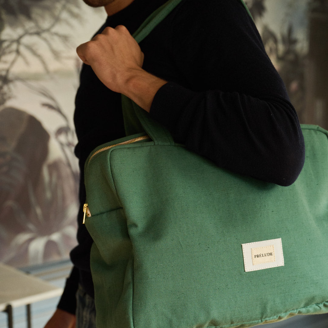 sac à langer porté au bras avec matelas intégré couleur verte